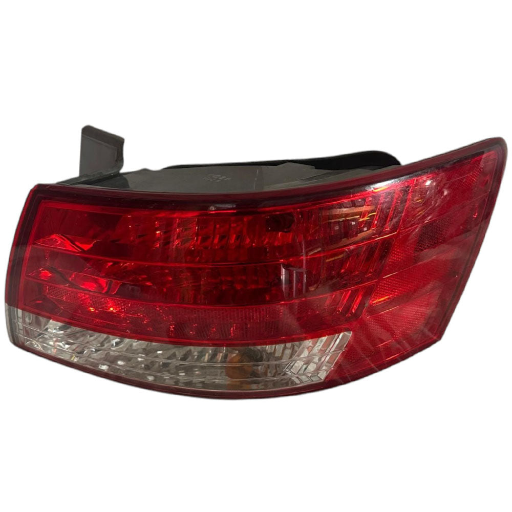 2006-2008 Hyundai Sonata Right Passenger Side Quarter Panel Tail Light OEM 92402-0A000 / 92402-3K020 Used